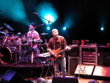 phish/2000_10_06_shoreline/phish_10_06_00_3