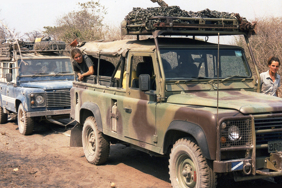 botswana/botswana_army_towing_leo