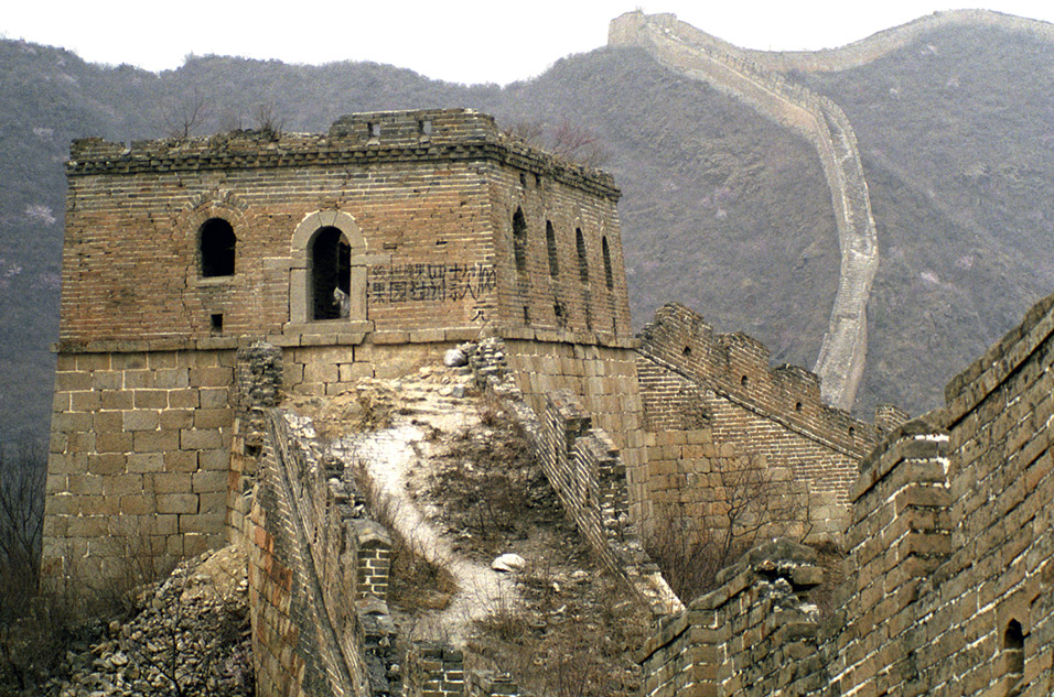 china/2001/wall_tower_path