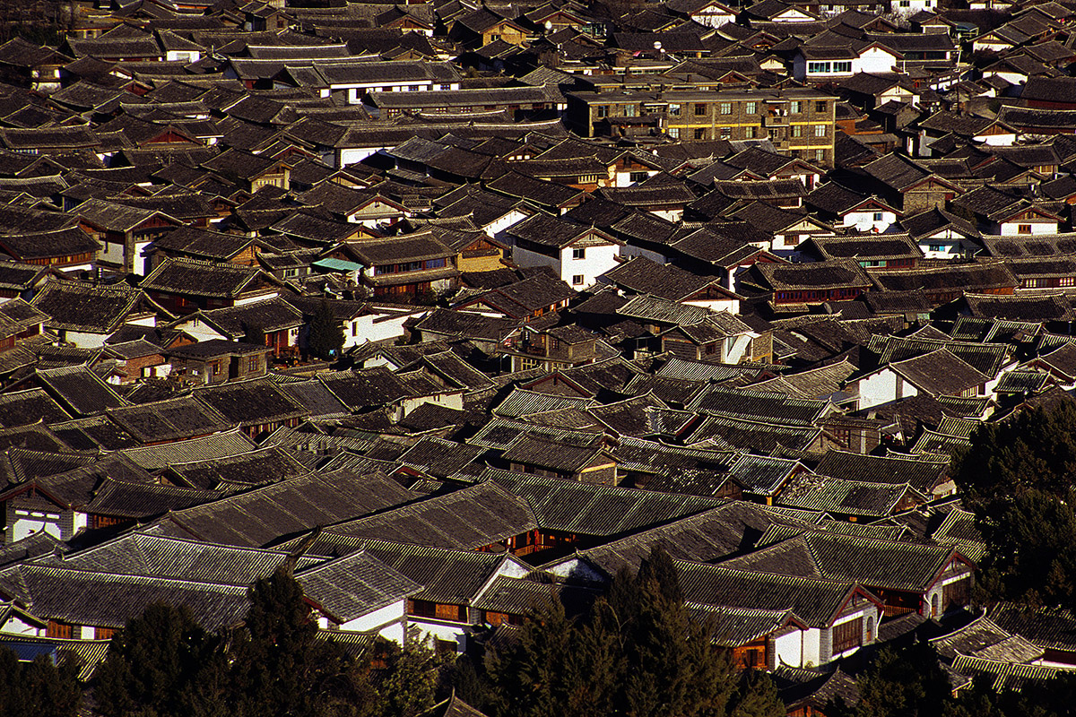 china/2004/lijiang_old_city_full_view