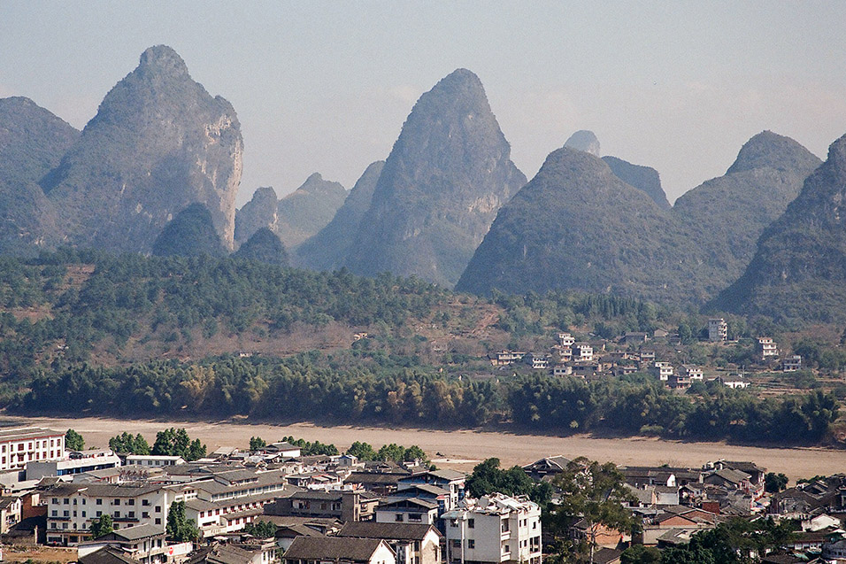china/2004/yangshuo_town_on_li_river