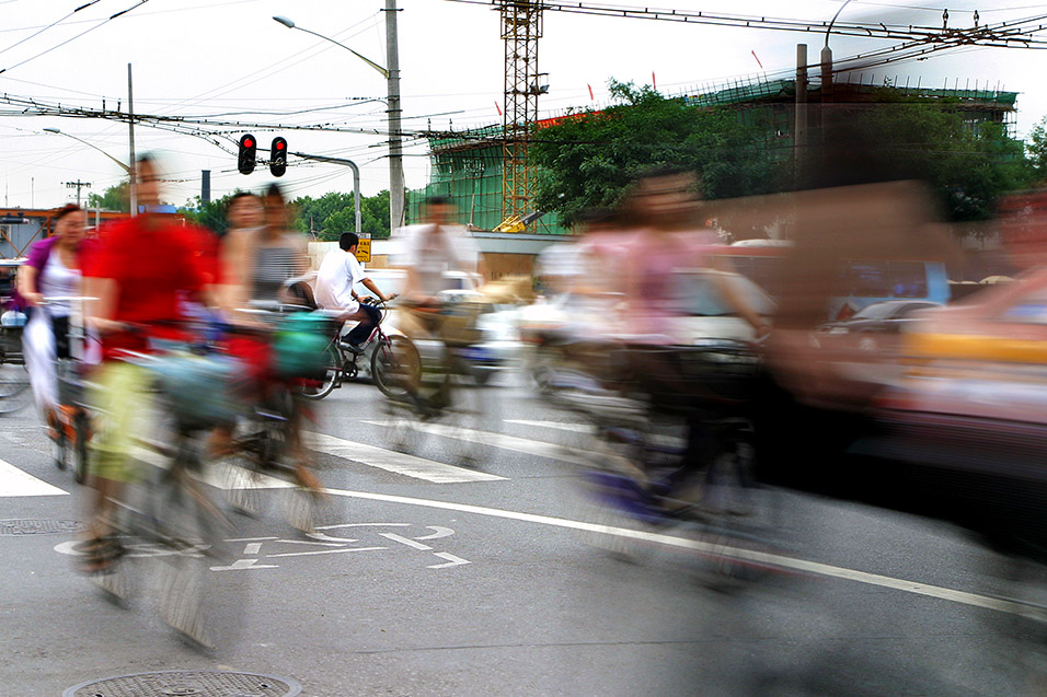 china/2006/beijing_biker_traffic_blur