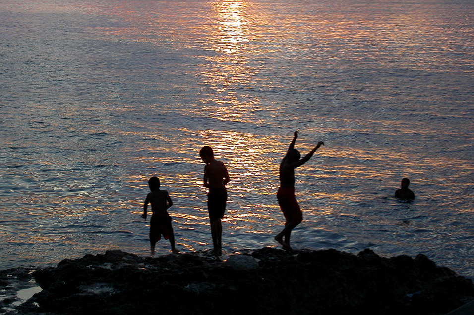 cuba/sunset_kids_ocean