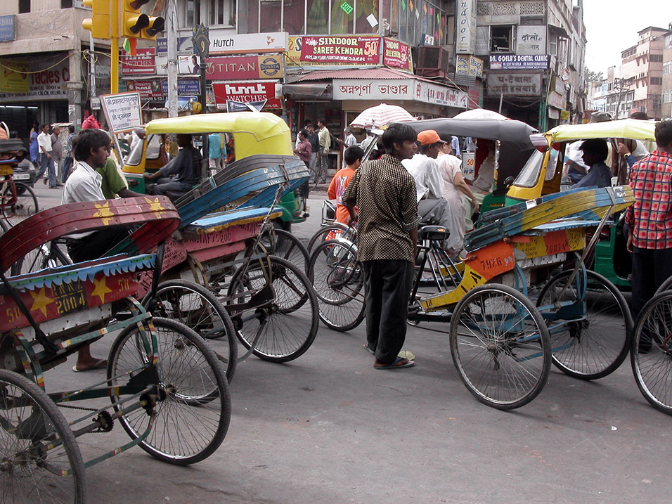 india/delhi_old_rickshaw_traffic