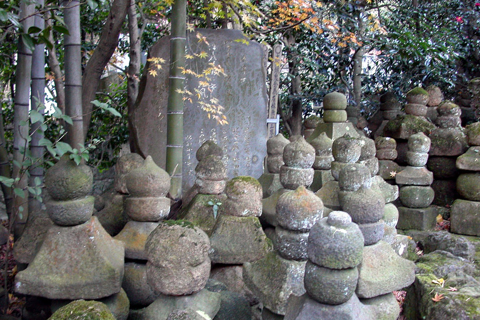 japan/2003/kamakura_bamboo_stone_pillars