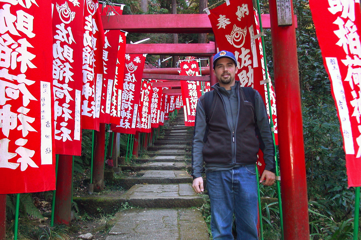 japan/2003/kamakura_brian_red_banner_walkway