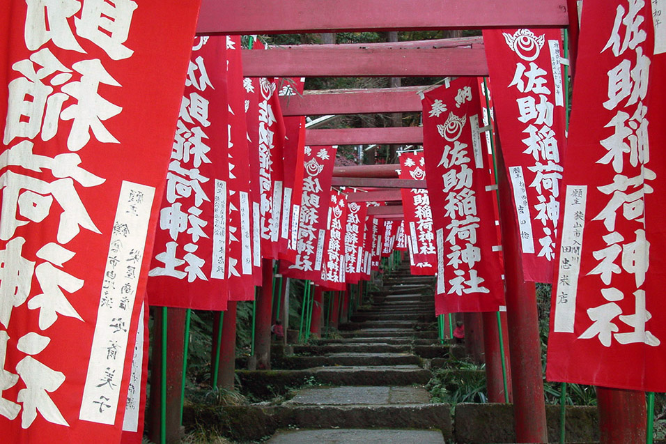 japan/2003/kamakura_temple_4_red_signs
