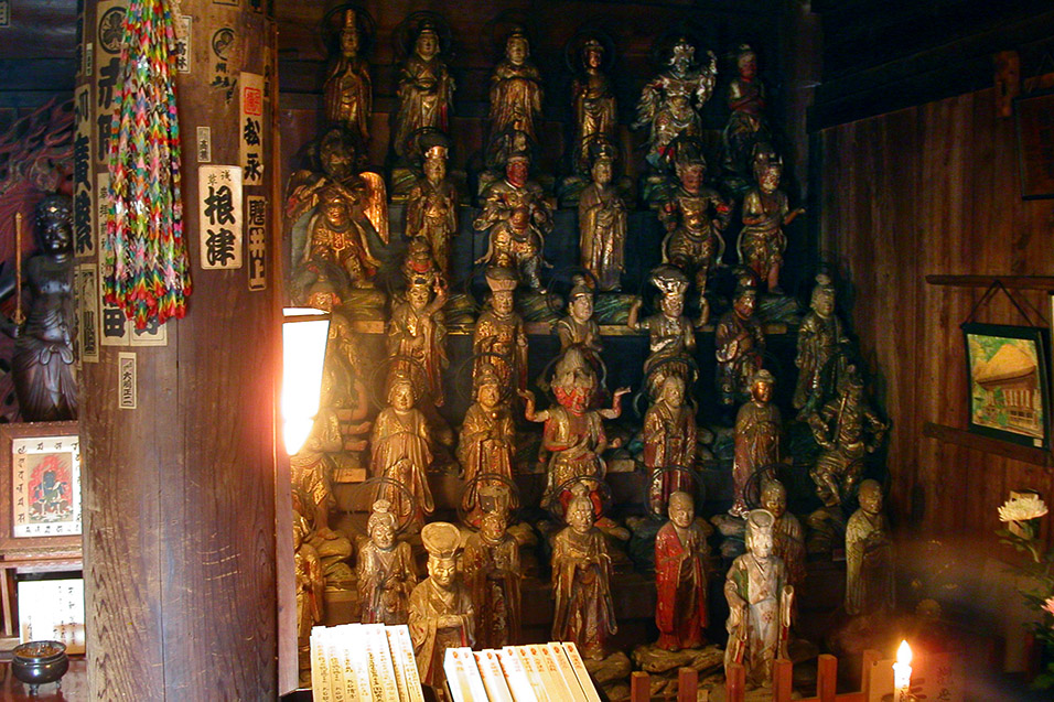 japan/2003/kamakura_temple_5_buddhas