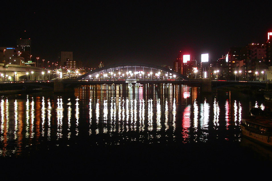japan/2003/tokyo_night_river_shimmering