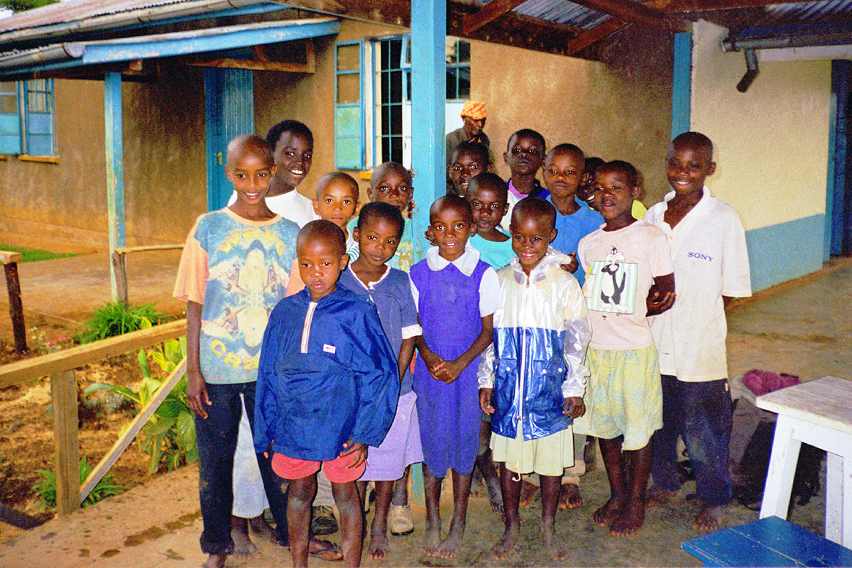 kenya/orphanage_kids_outside2