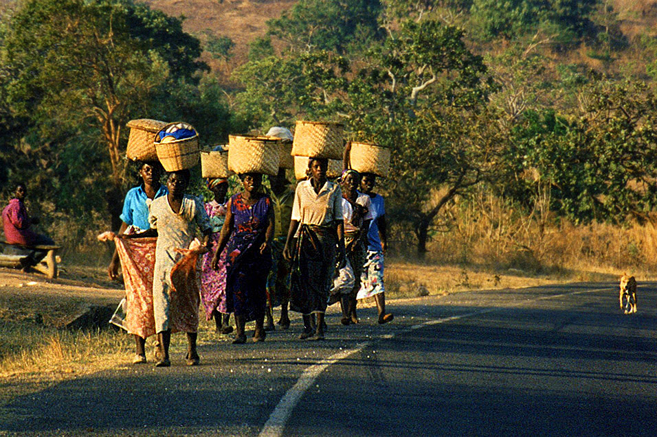malawi/malawi_women_baskets
