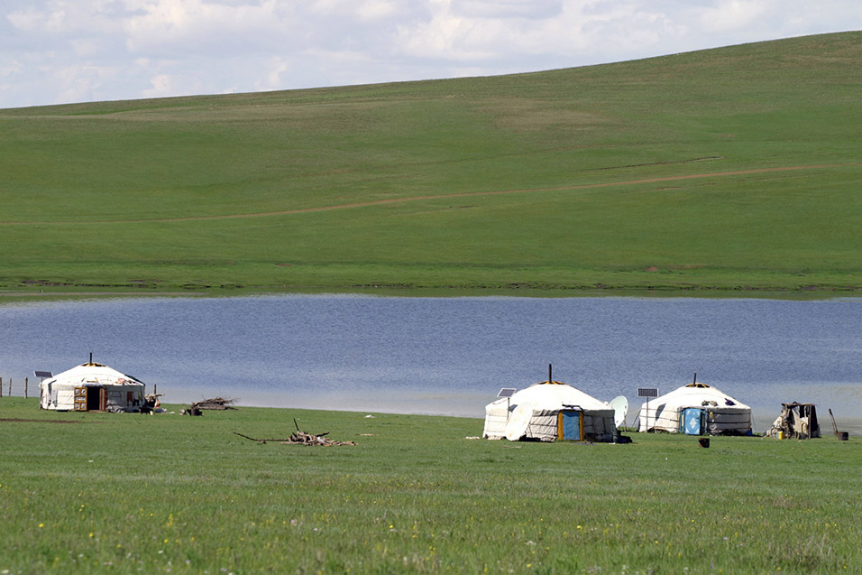 mongolia/ger_by_lake