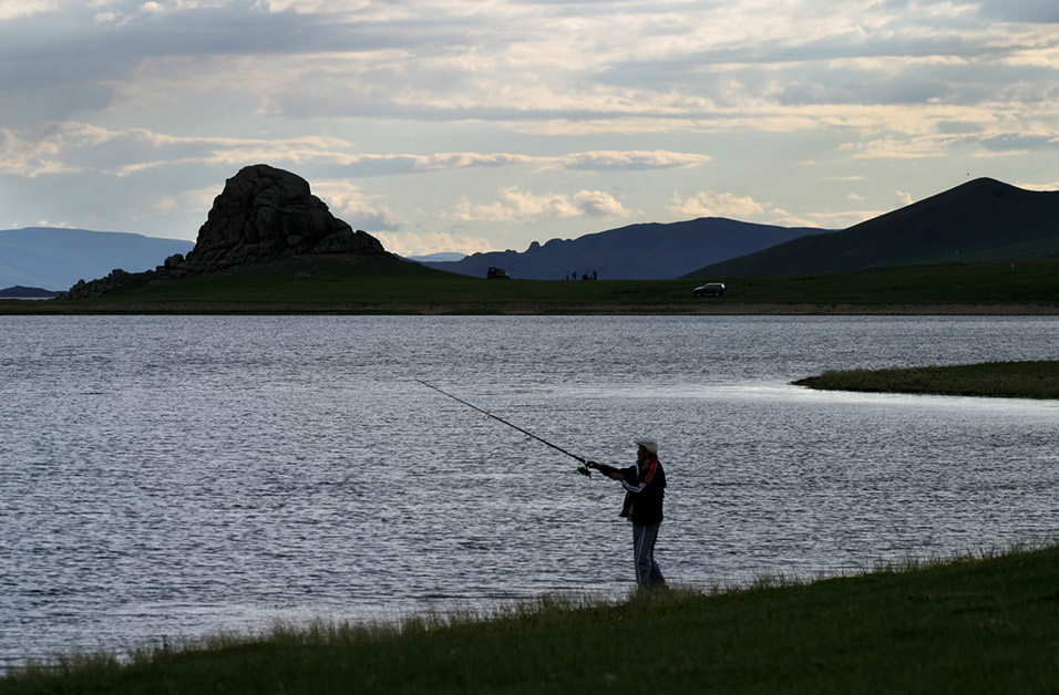 mongolia/lake_tsetserleg_fishing