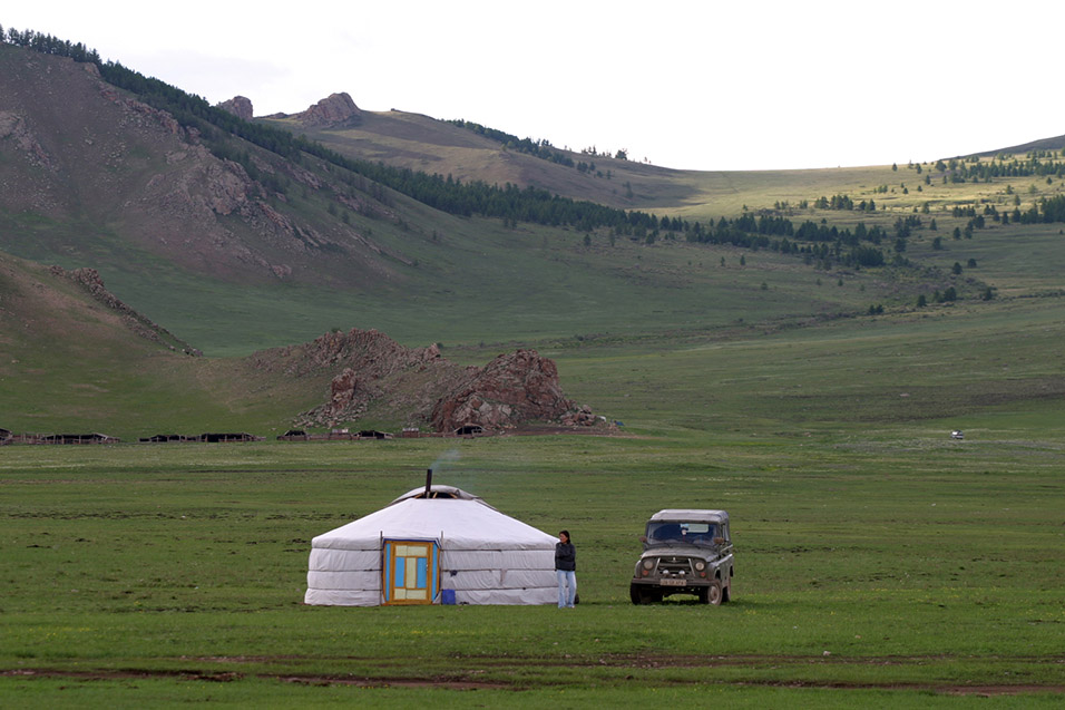mongolia/lake_tsetserleg_ger_jeep_lady