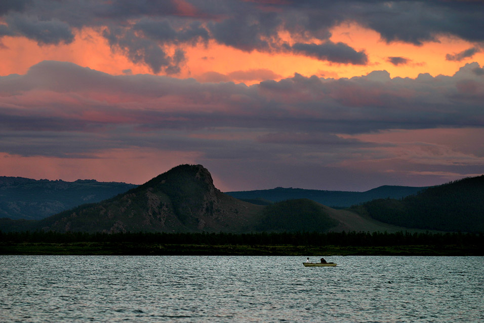 mongolia/lake_tsetserleg_sunset_epic