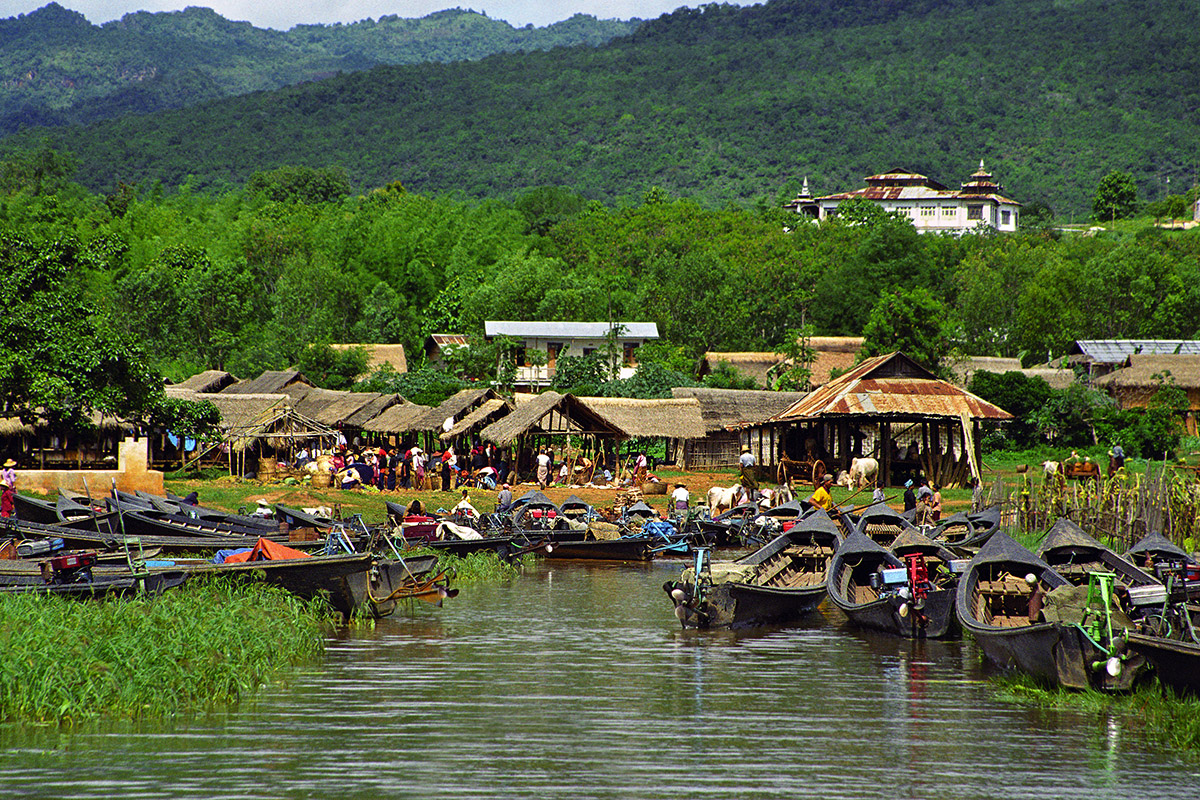 myanmar/inle_lake_boat_parking_market