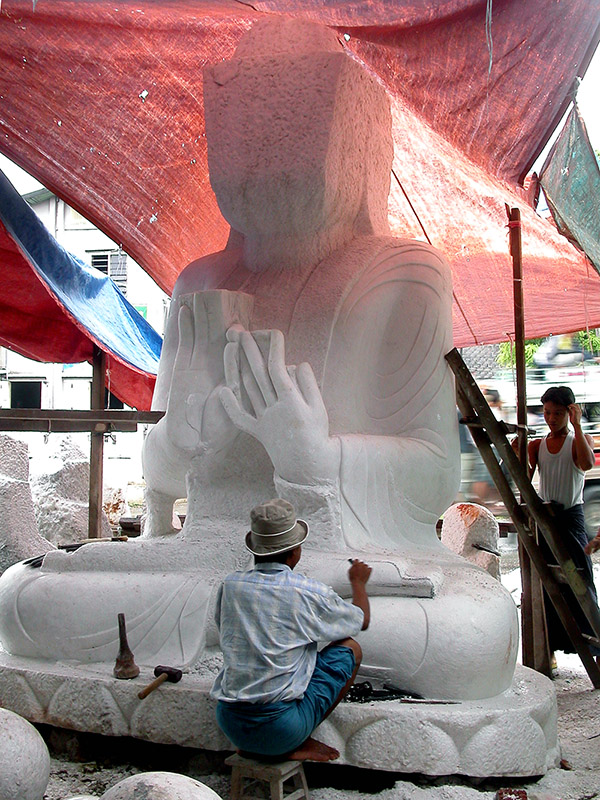 myanmar/mandalay_carving_the_buddha