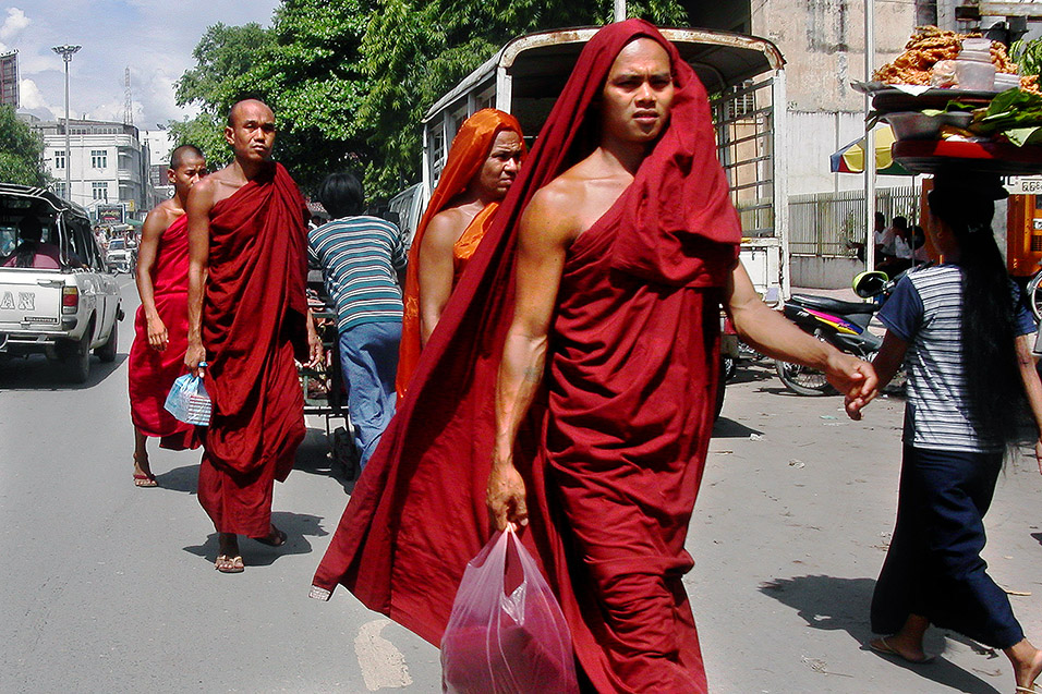 myanmar/mandalay_monks_walking