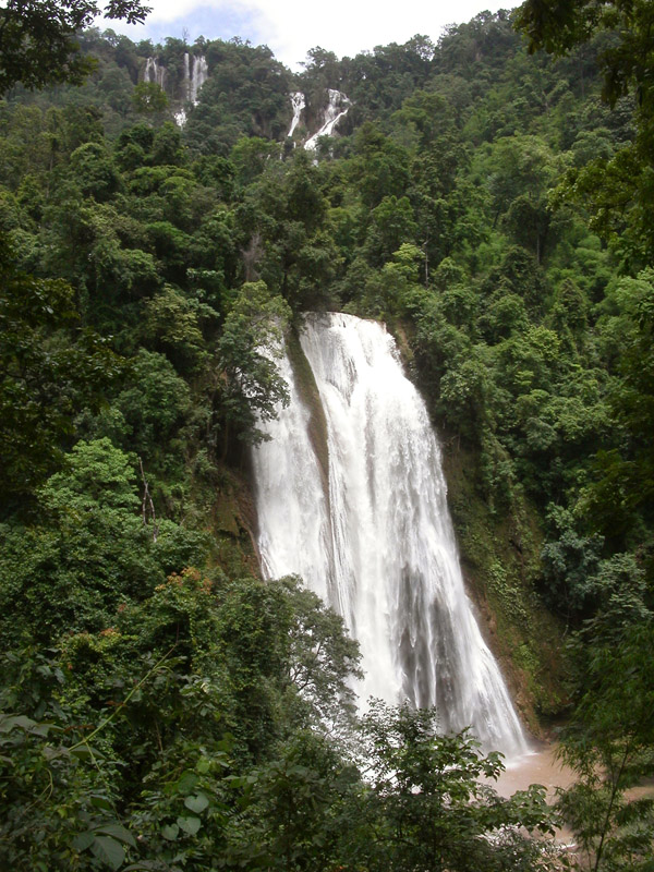 myanmar/pyin_u_lyn_anisakan_waterfall_vert_3