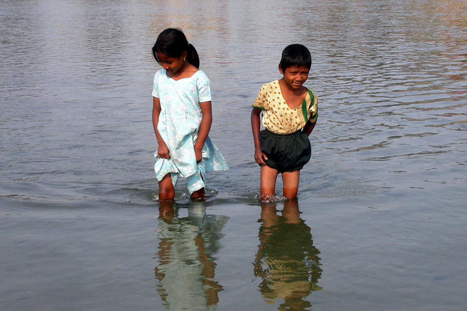 nepal/chitwan_children_river