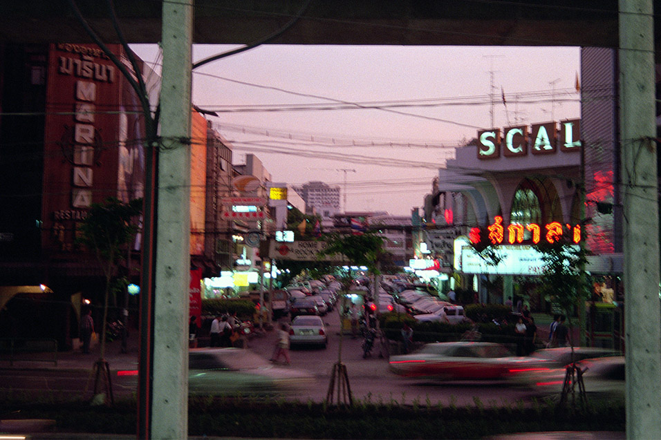 thailand/1999/bangkok_mall_blurry