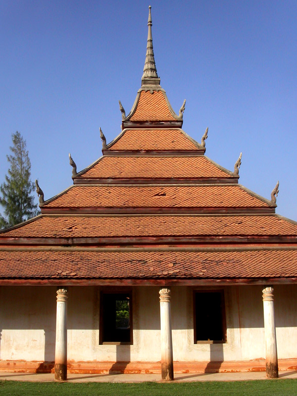 thailand/2004/ancient_tiered_roof