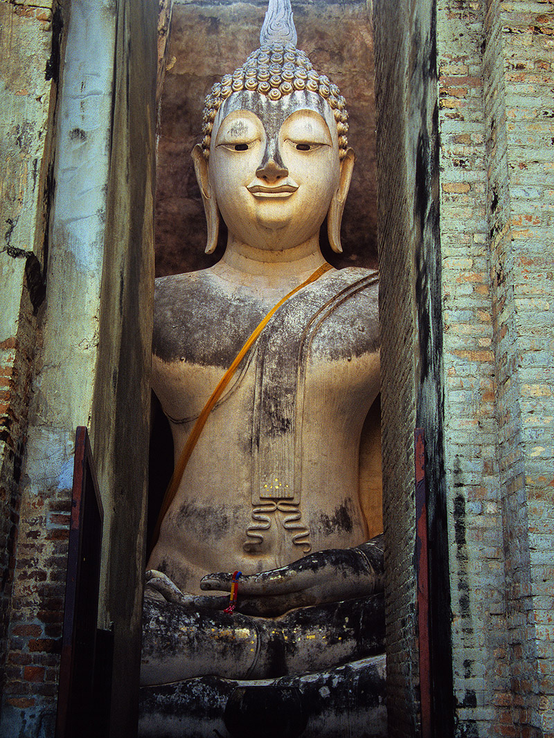 thailand/2004/sukhothai_giant_buddha_si_chum_temple