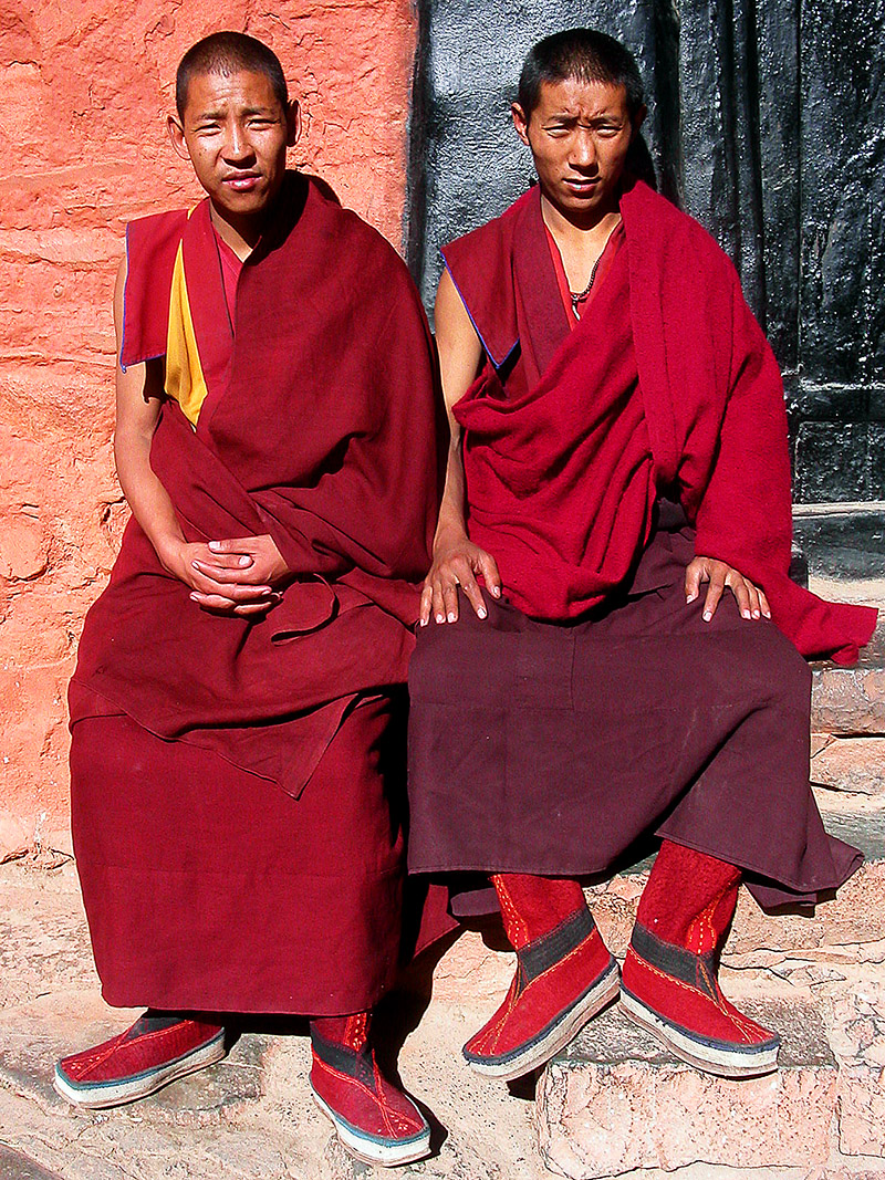 tibet/shigatse_monks