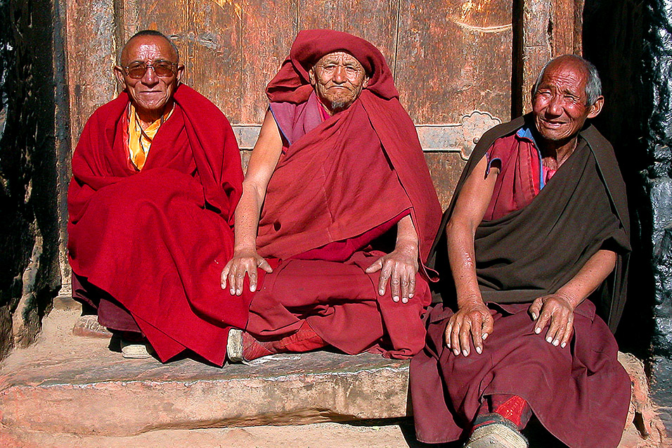 tibet/shigatse_older_monks
