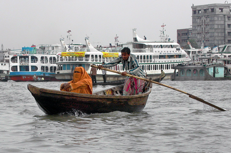 bangladesh/dhaka_man_rowing_woman