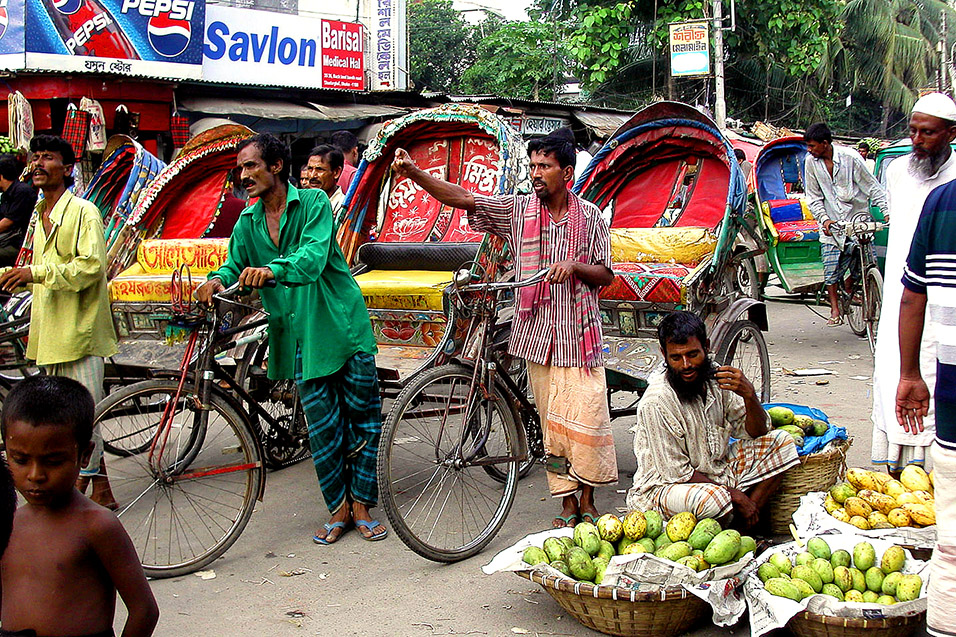 bangladesh/rickshaw_drivers_pointing_019