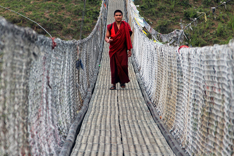 bhutan/punakha_monk_bridge