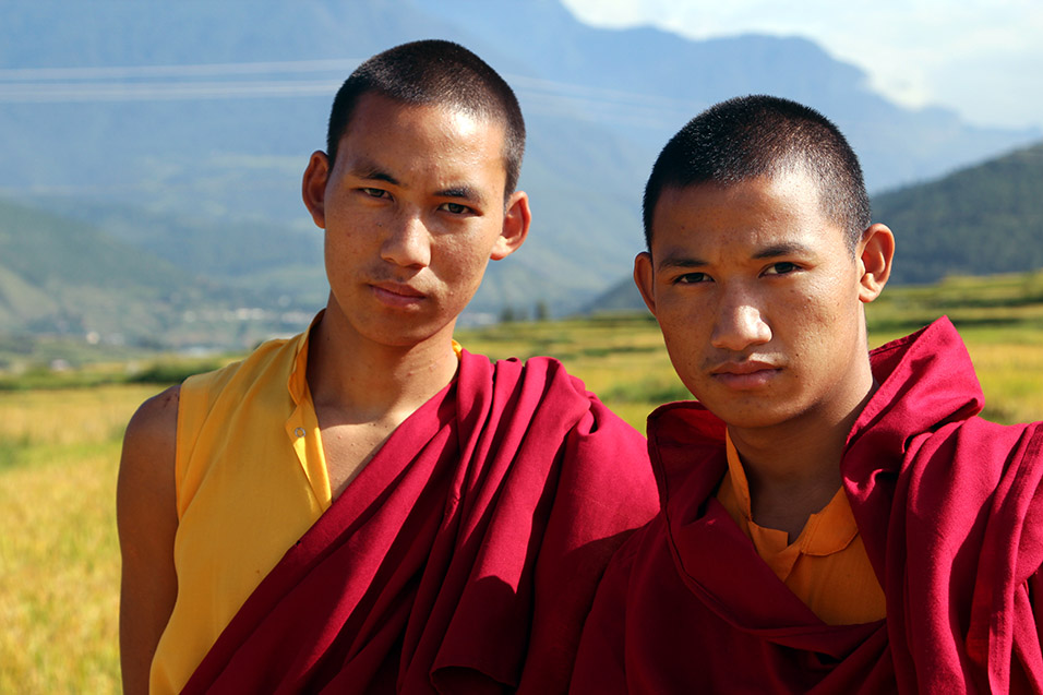 bhutan/punakha_monks