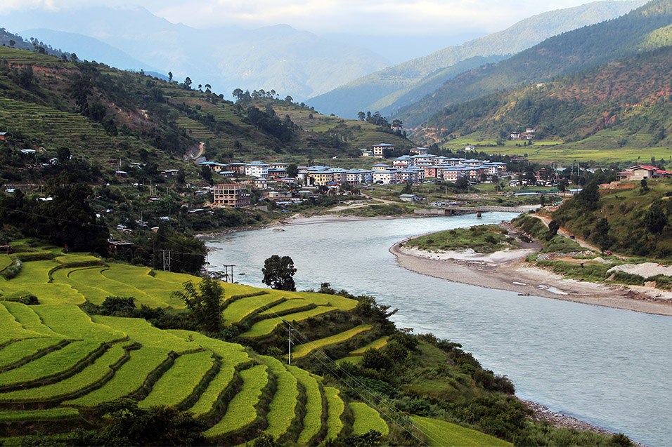 bhutan/punakha_river_village_view