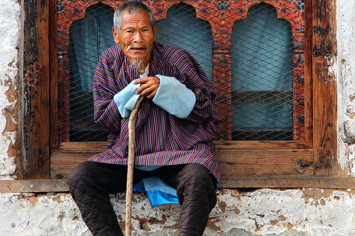 bhutan/thimphu_elder_man_sitting_jen