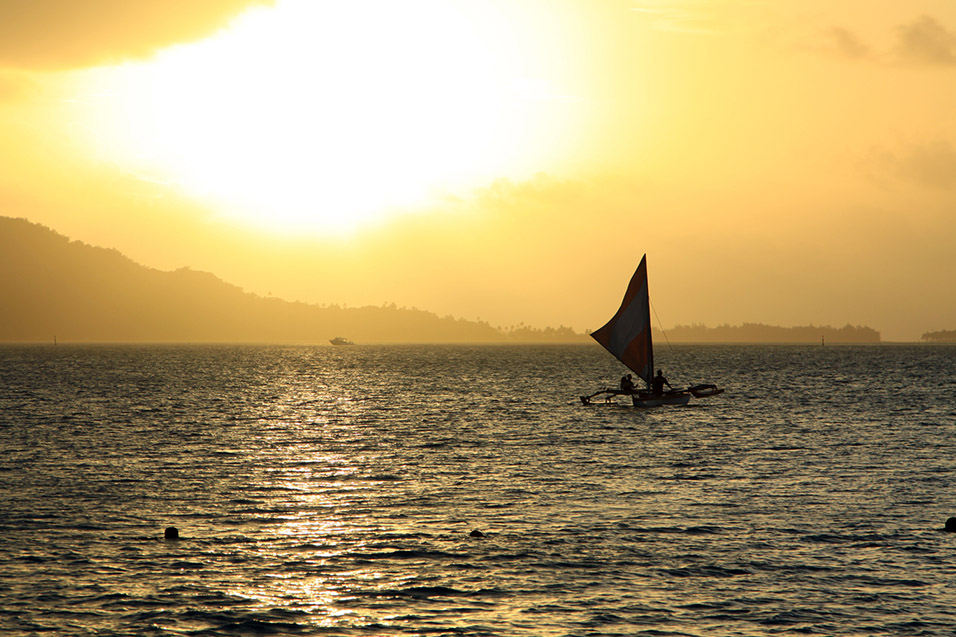 bora_bora/bora_sunset_golden_sail