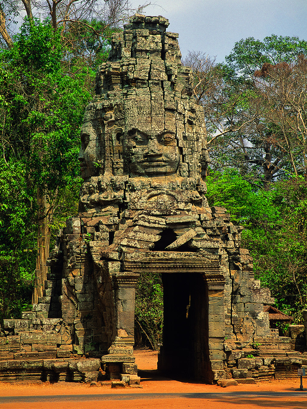 cambodia/angkor_bayon_gate_head