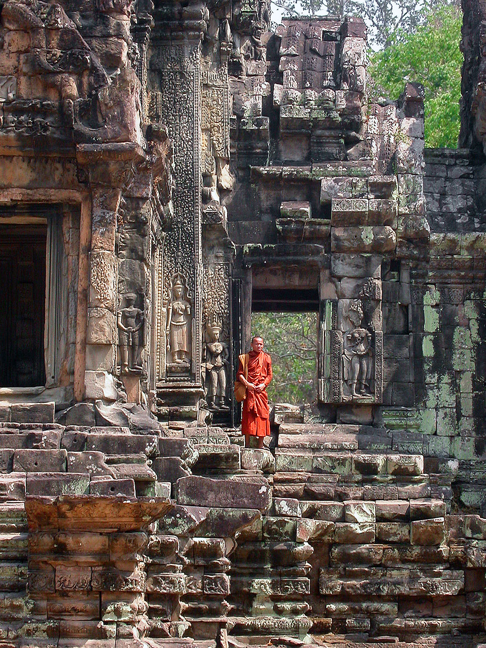 cambodia/angkor_red_monk