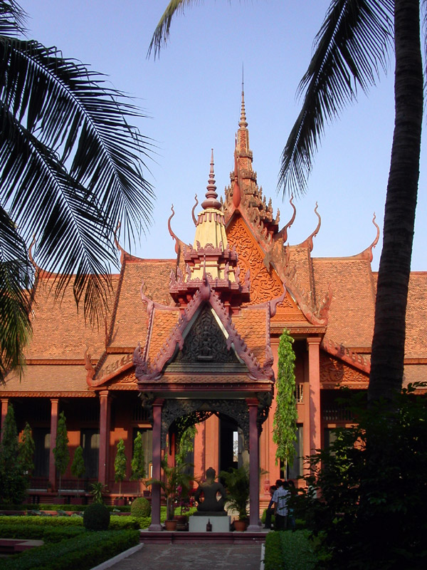 cambodia/phnom_penh_museum_palms