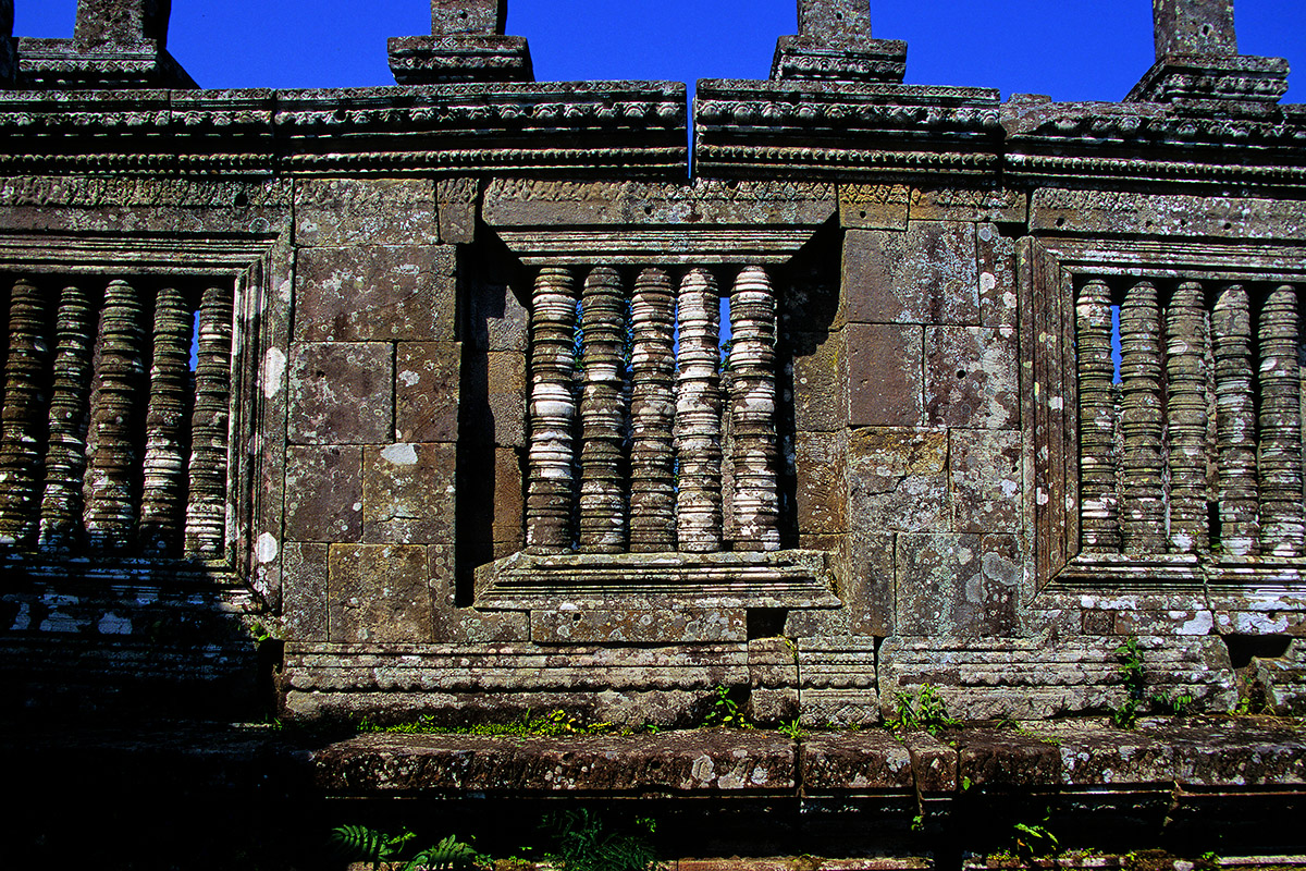 cambodia/preah_vihear_window_pillars