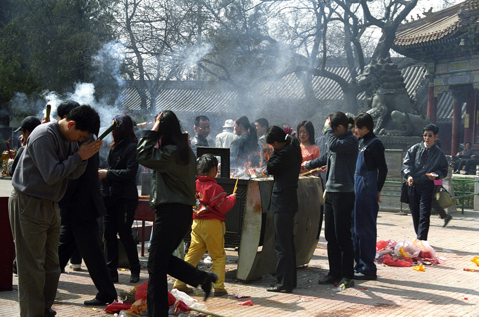 china/2001/lama_temple_incense_2