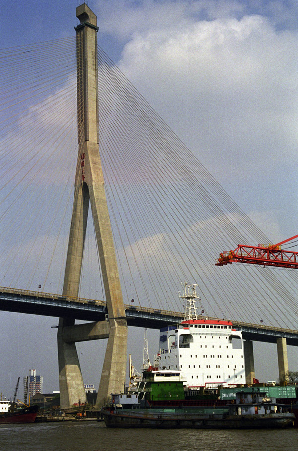 china/2001/shanghai_yangpu_bridge_boat