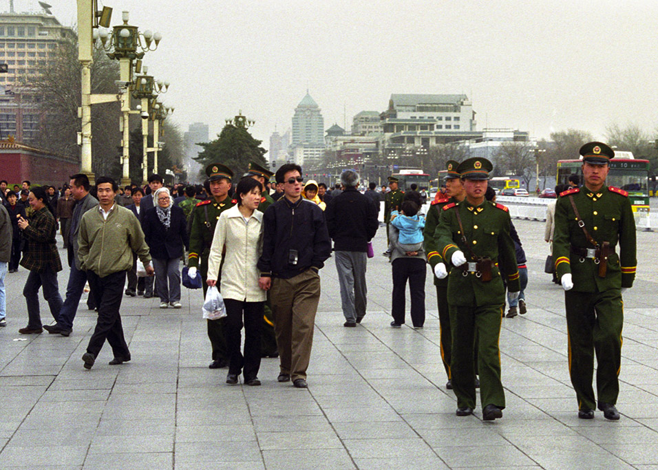 china/2001/tainanmen_marching