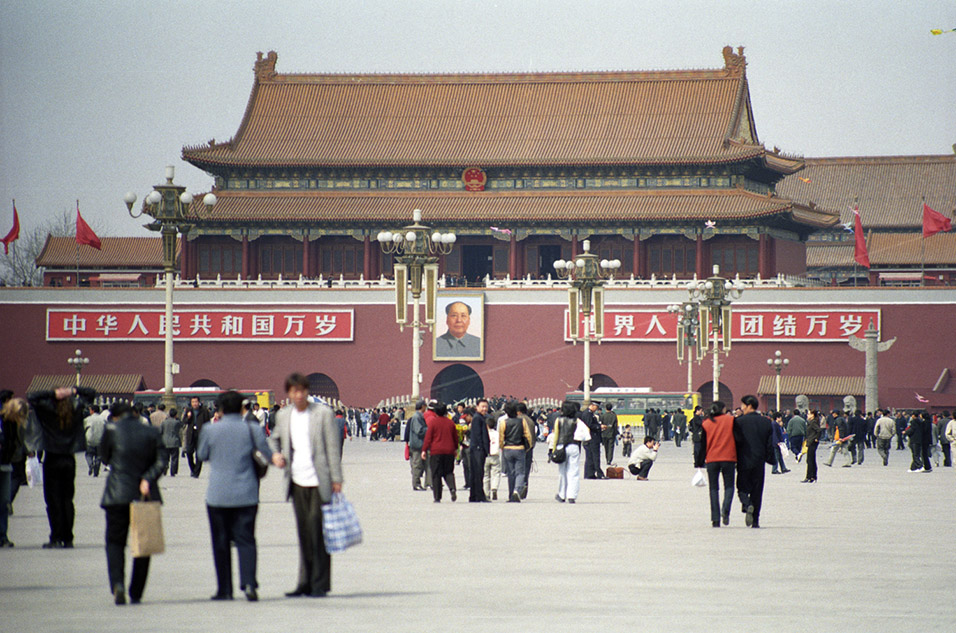 china/2001/tiananmen_gate_kite