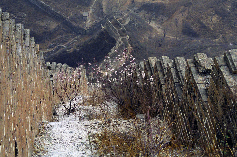 china/2001/wall_steep_down