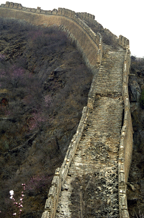 china/2001/wall_vert_stairs