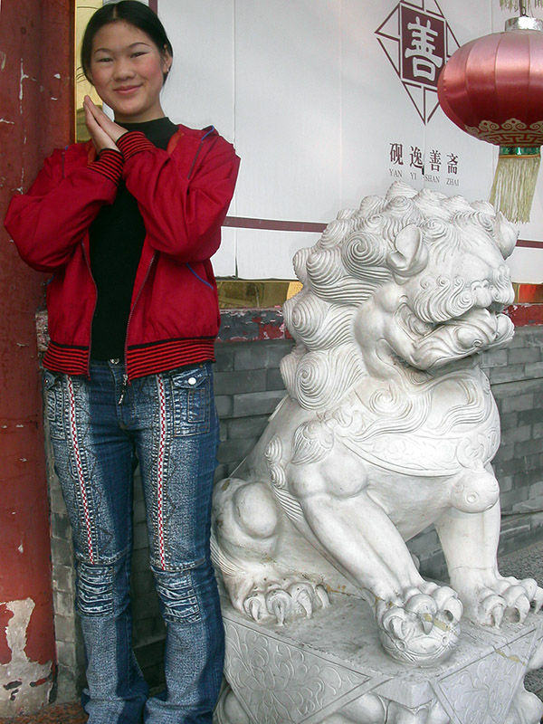 china/2004/beijing_girl_lion