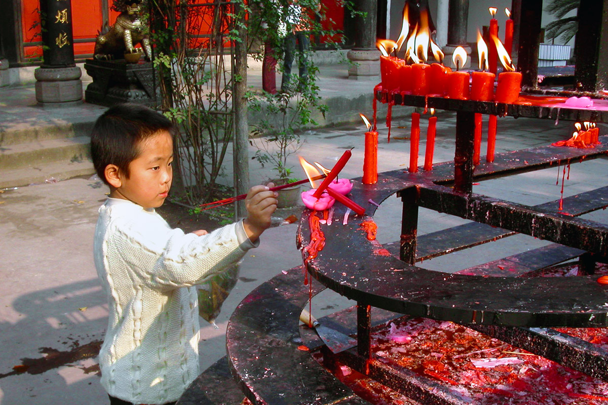 china/2004/chengdu_boy_incense