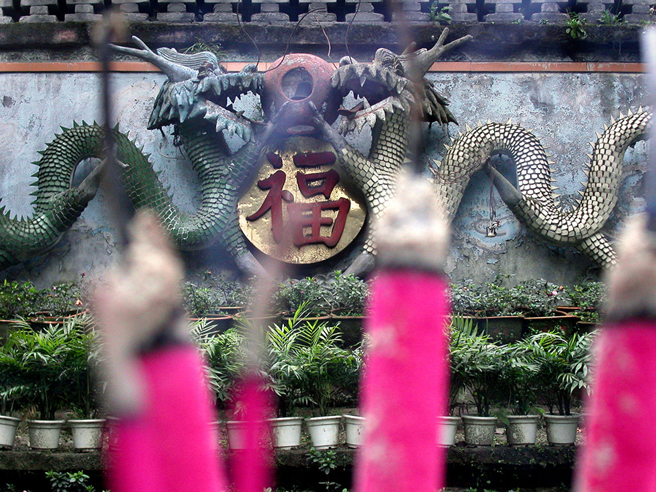 china/2004/chengdu_dragons_incense