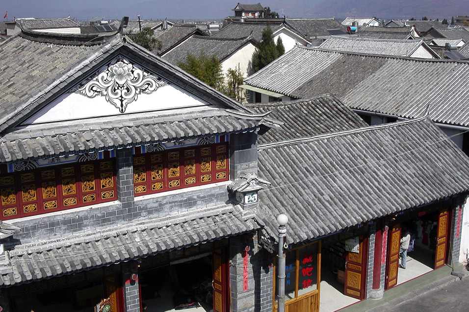 china/2004/dali_rooftop_street